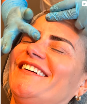 Cliente satisfeita com resultado de micropigmentação natural